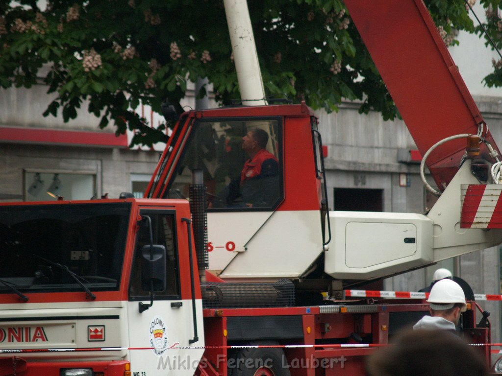800 kg Fensterrahmen drohte auf Strasse zu rutschen Koeln Friesenplatz P47.JPG
